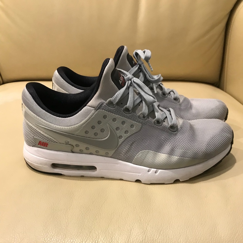 Men’s gently worn Nike Airmax sneakers